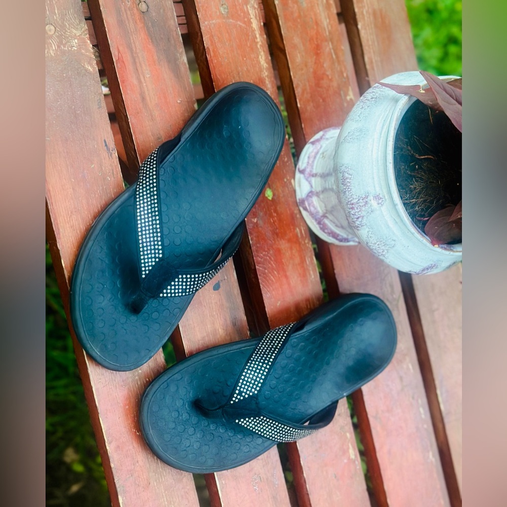 Vionic Black Glammed Out Flip Flops 9.5 M